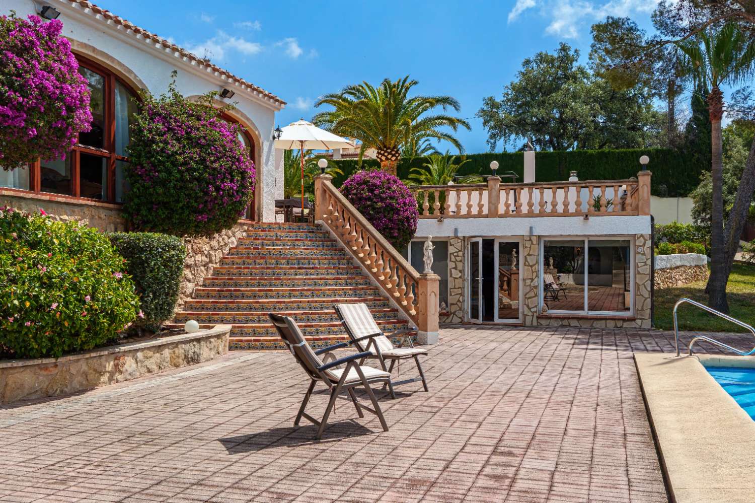 Exclusiva villa de estilo mediterráneo con vistas panorámicas al Montgó en Jávea