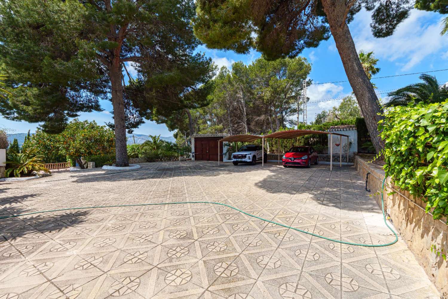 Exclusiva villa de estilo mediterráneo con vistas panorámicas al Montgó en Jávea