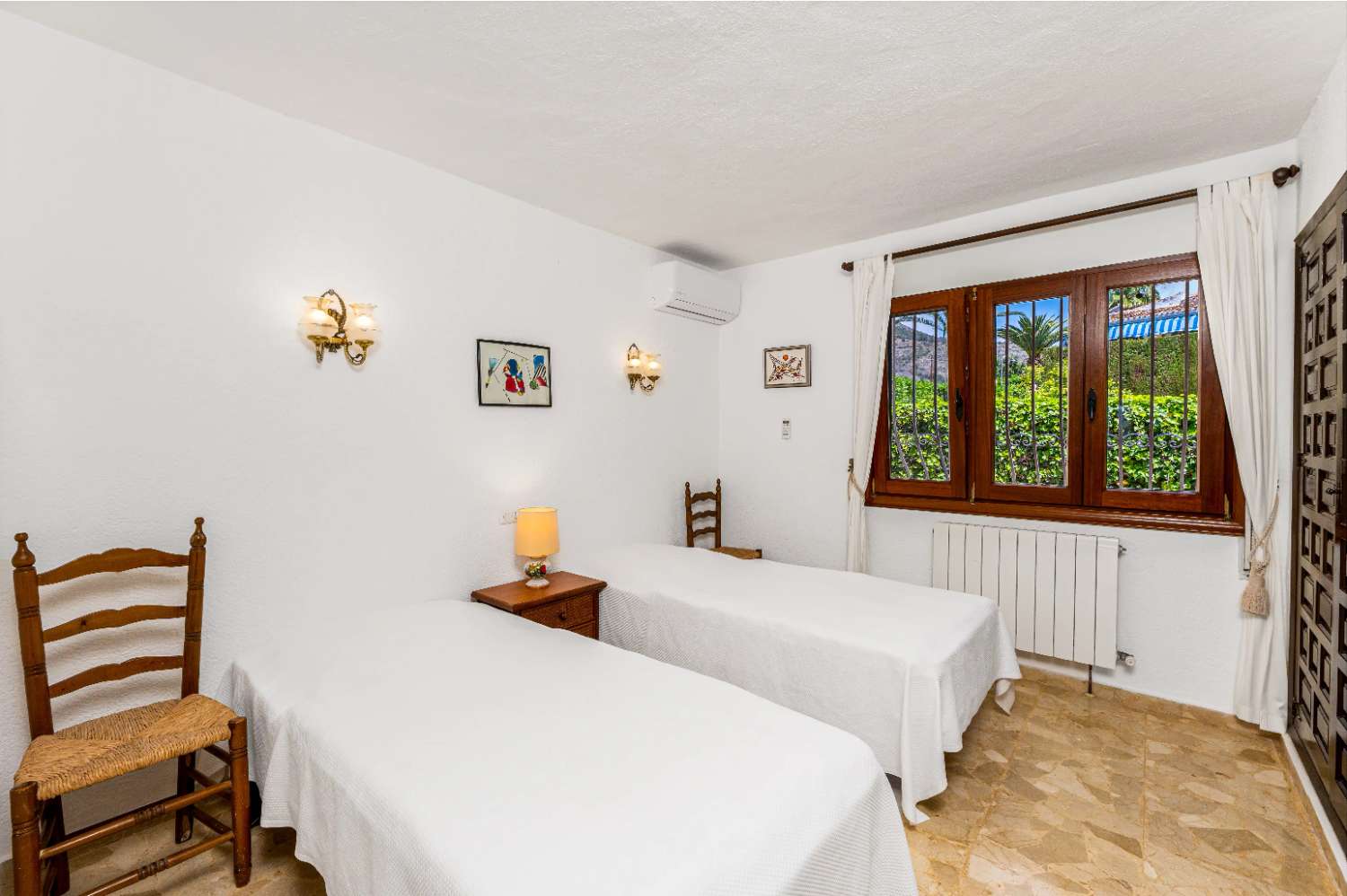 Exclusiva villa de estilo mediterráneo con vistas panorámicas al Montgó en Jávea