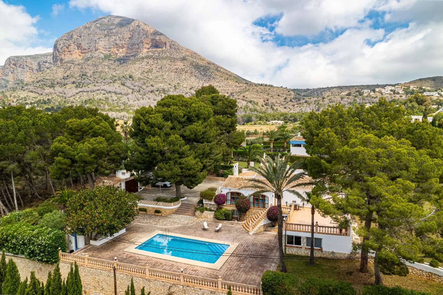 Exclusiva villa de estilo mediterráneo con vistas panorámicas al Montgó en Jávea