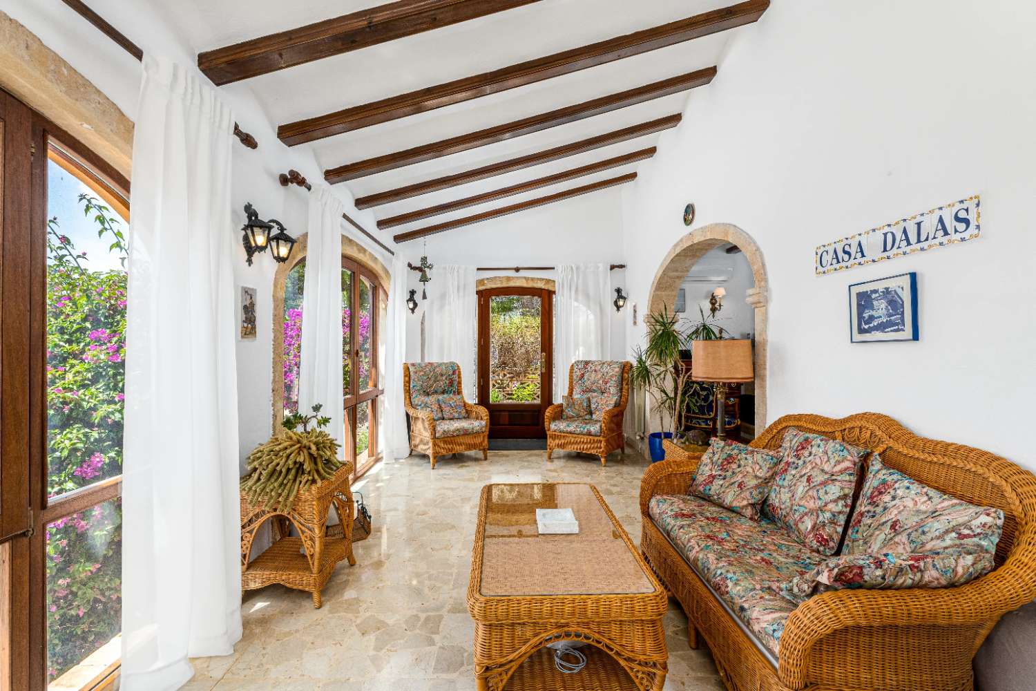 Exclusiva villa de estilo mediterráneo con vistas panorámicas al Montgó en Jávea