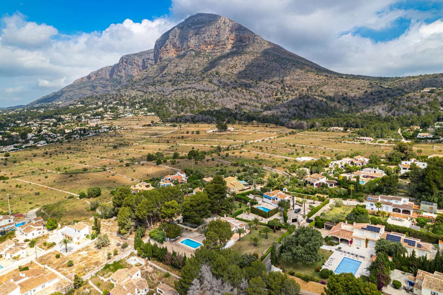 Exclusiva villa de estilo mediterráneo con vistas panorámicas al Montgó en Jávea
