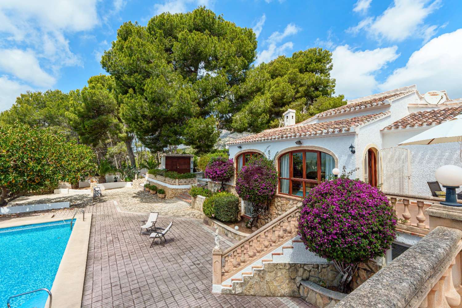 Exclusiva villa de estilo mediterráneo con vistas panorámicas al Montgó en Jávea