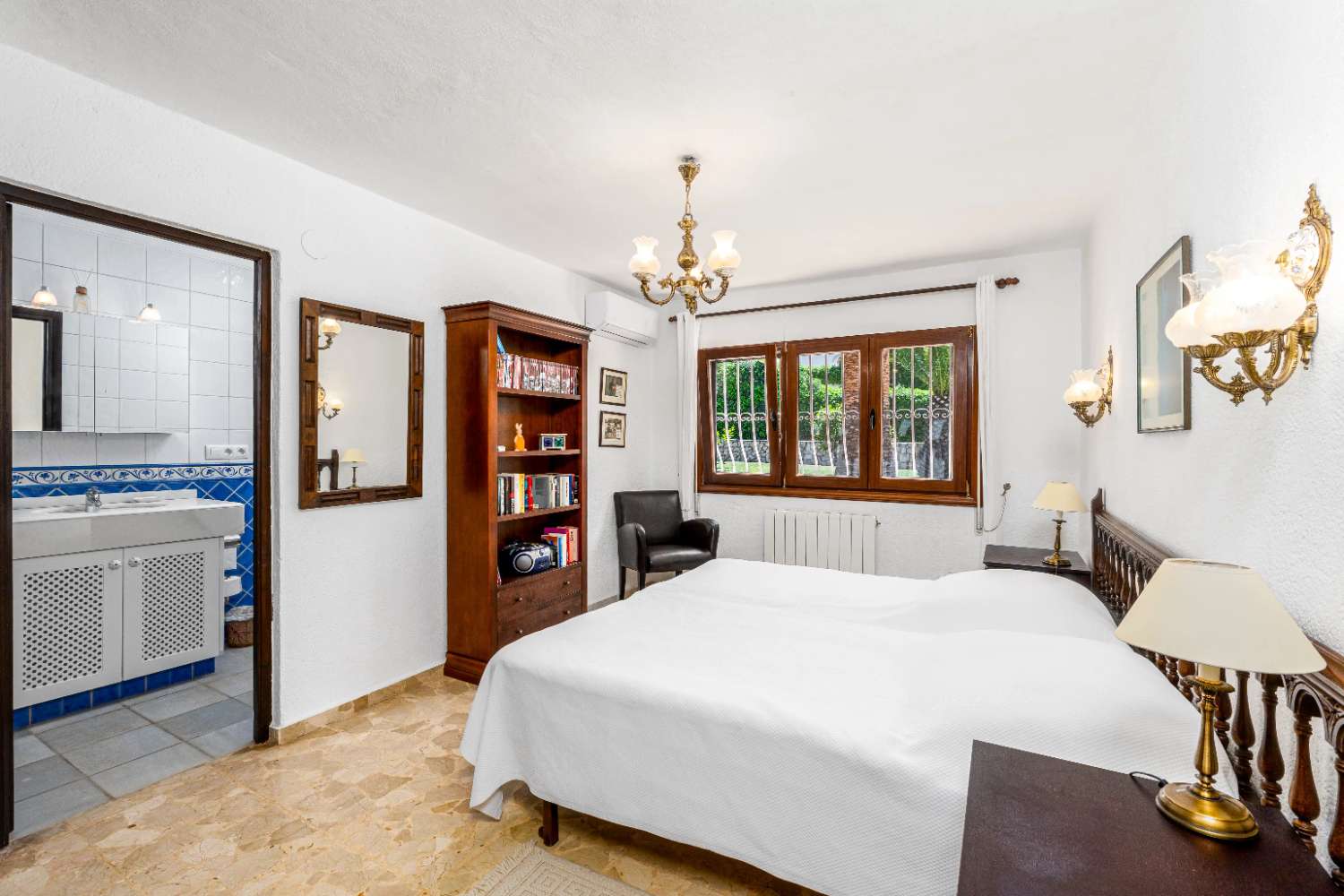 Exclusiva villa de estilo mediterráneo con vistas panorámicas al Montgó en Jávea