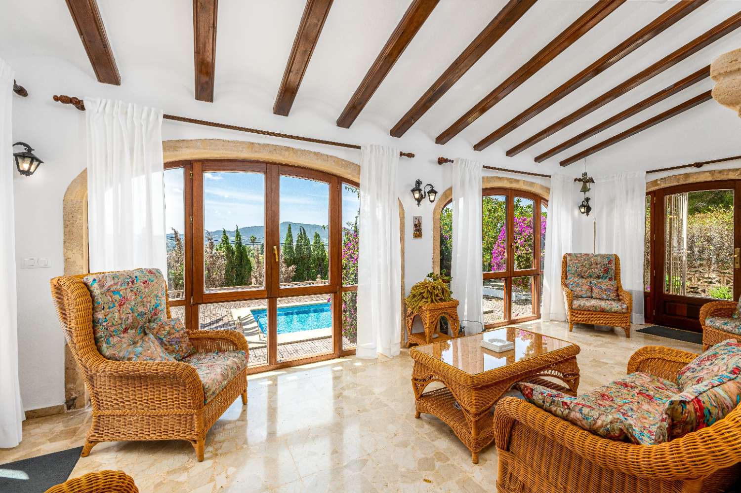 Exclusiva villa de estilo mediterráneo con vistas panorámicas al Montgó en Jávea