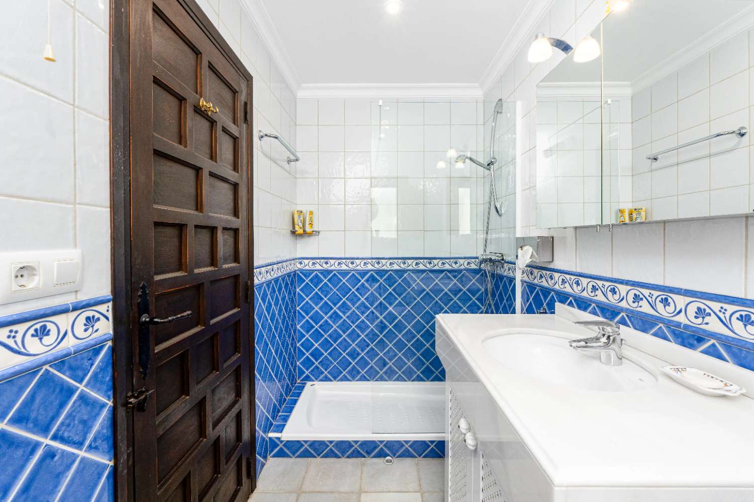 Exclusiva villa de estilo mediterráneo con vistas panorámicas al Montgó en Jávea