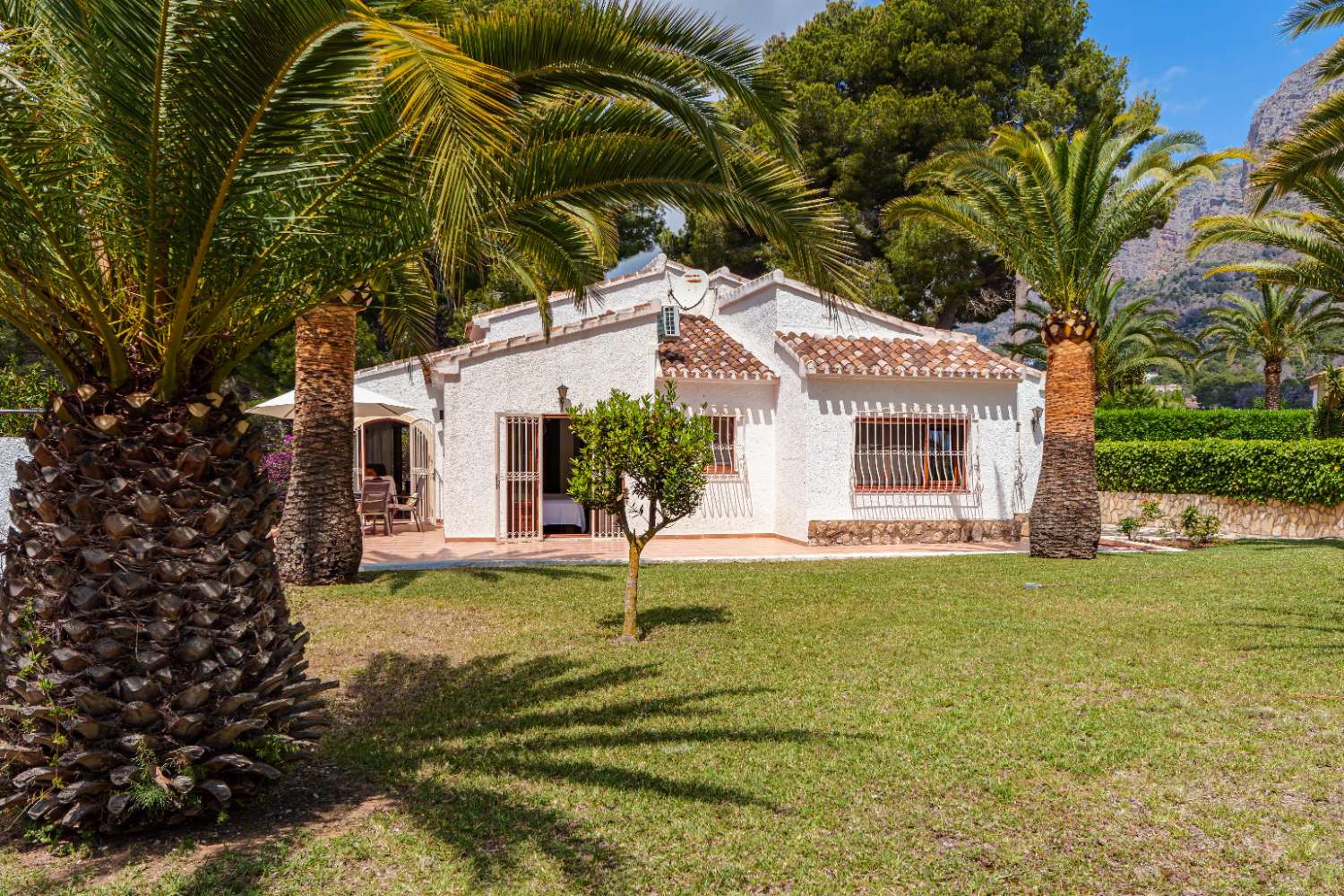 Exclusiva villa de estilo mediterráneo con vistas panorámicas al Montgó en Jávea