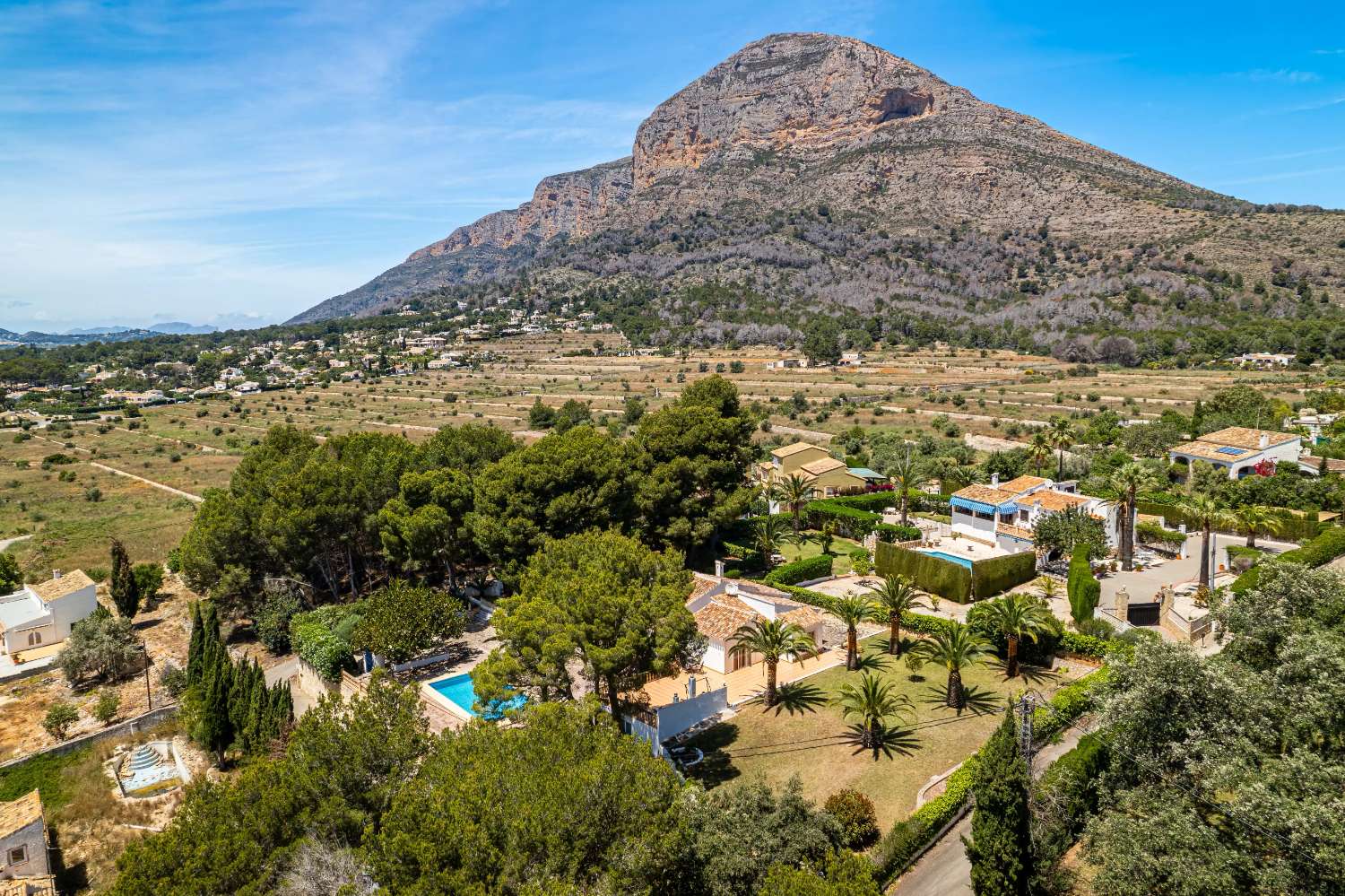 Exclusiva villa de estilo mediterráneo con vistas panorámicas al Montgó en Jávea