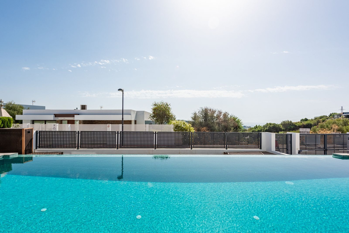Moderne Luxusvilla mit Panoramablick auf Golf und Meer in Estepona