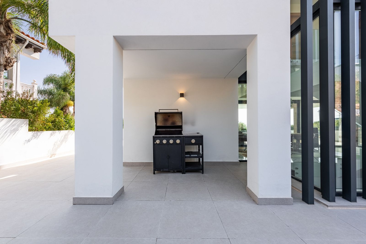Moderne Luxusvilla mit Panoramablick auf Golf und Meer in Estepona