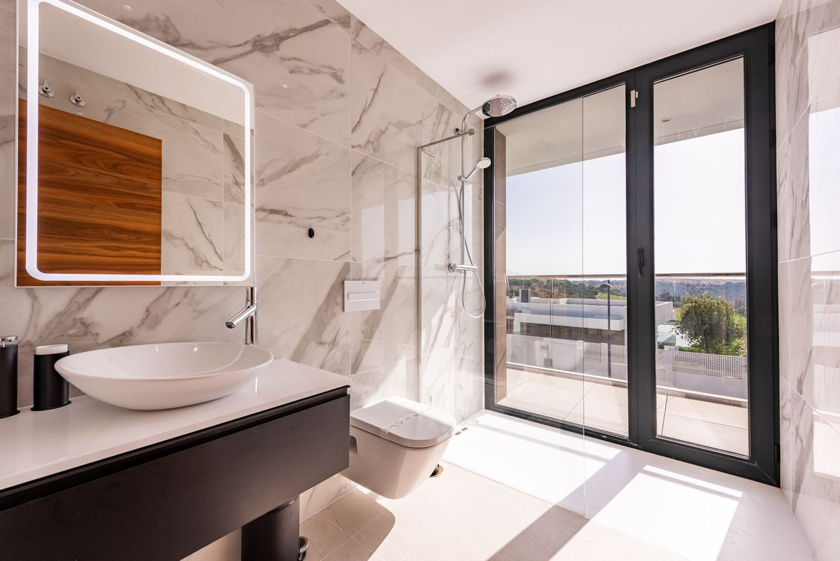 Moderne Luxusvilla mit Panoramablick auf Golf und Meer in Estepona