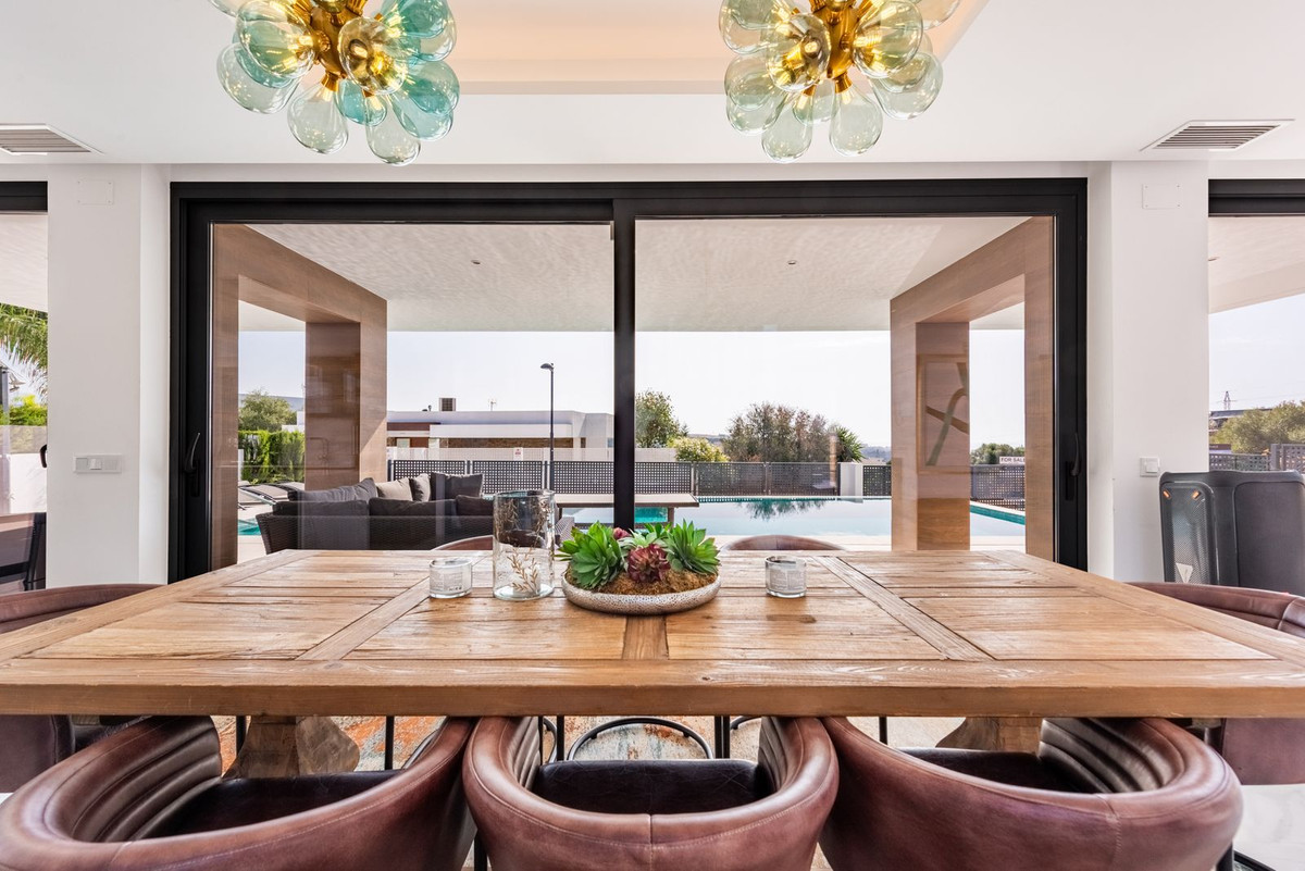Moderne Luxusvilla mit Panoramablick auf Golf und Meer in Estepona