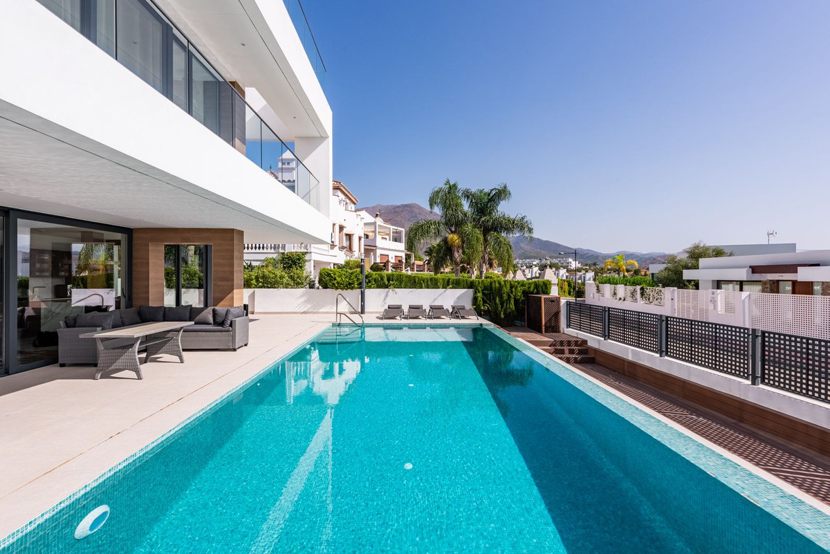 Moderne Luxusvilla mit Panoramablick auf Golf und Meer in Estepona