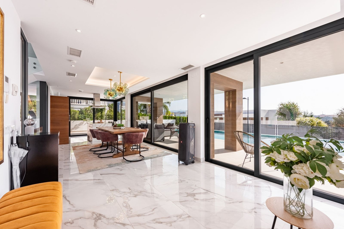 Moderne Luxusvilla mit Panoramablick auf Golf und Meer in Estepona