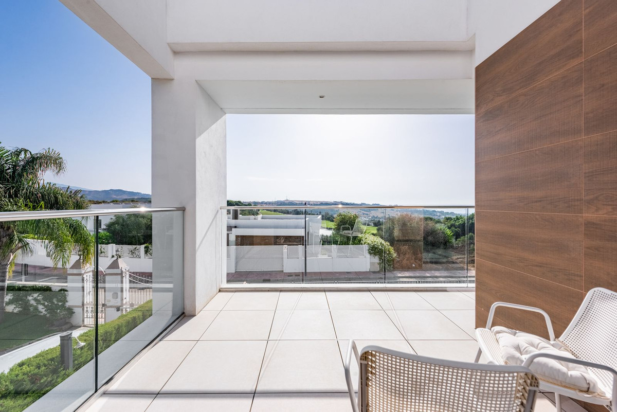 Moderne Luxusvilla mit Panoramablick auf Golf und Meer in Estepona