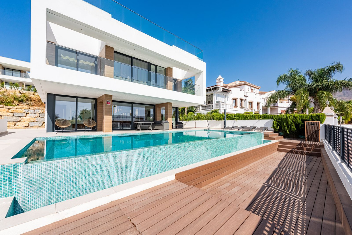 Moderne Luxusvilla mit Panoramablick auf Golf und Meer in Estepona