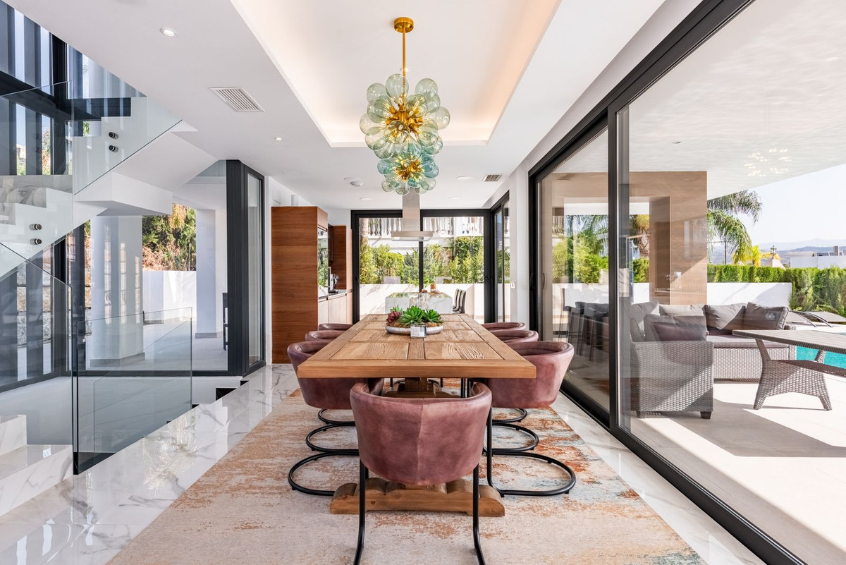Moderne Luxusvilla mit Panoramablick auf Golf und Meer in Estepona