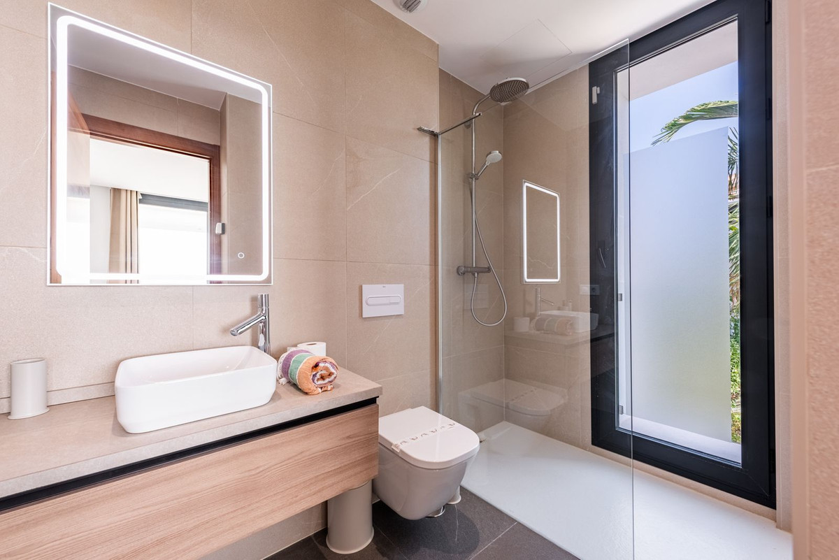 Moderne Luxusvilla mit Panoramablick auf Golf und Meer in Estepona