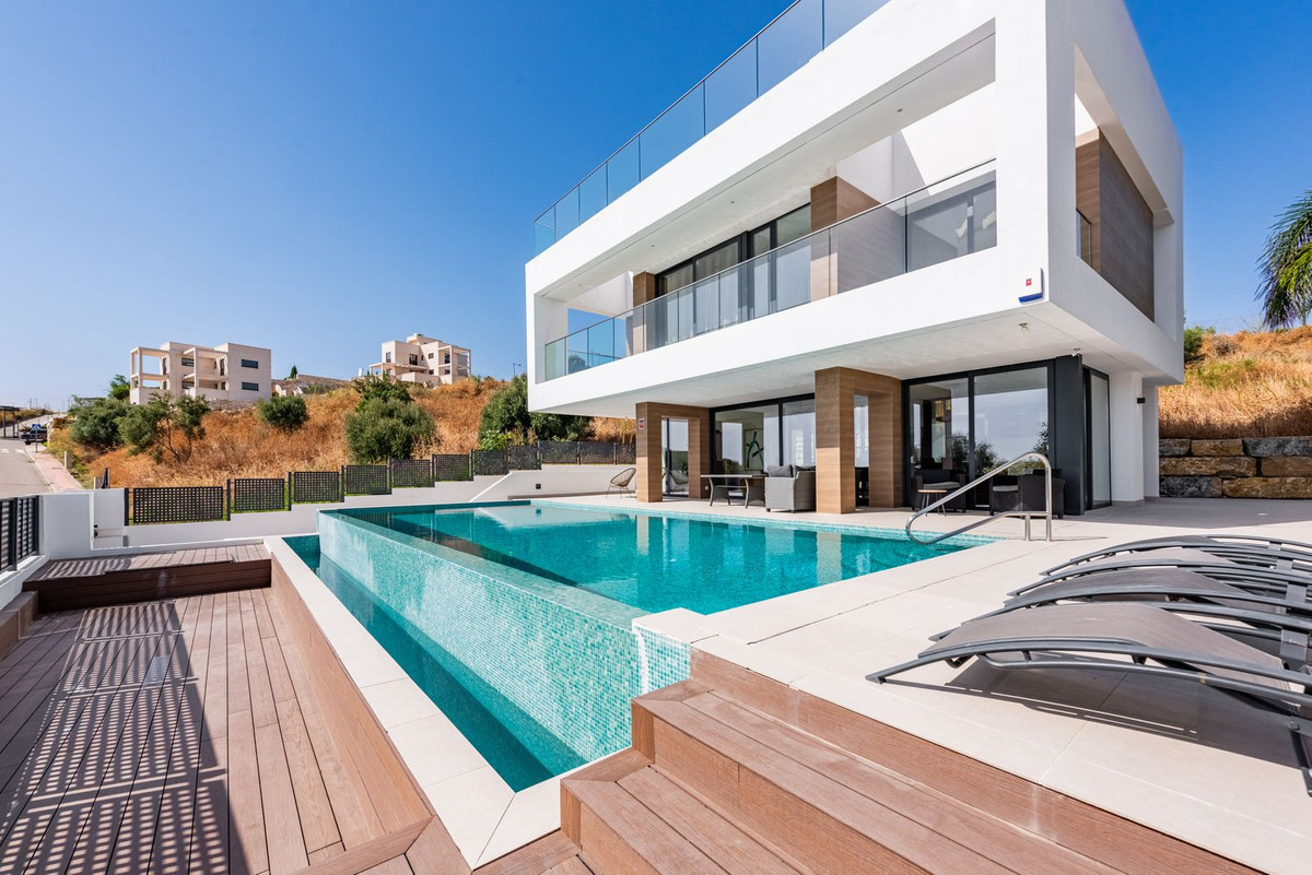 Moderne Luxusvilla mit Panoramablick auf Golf und Meer in Estepona