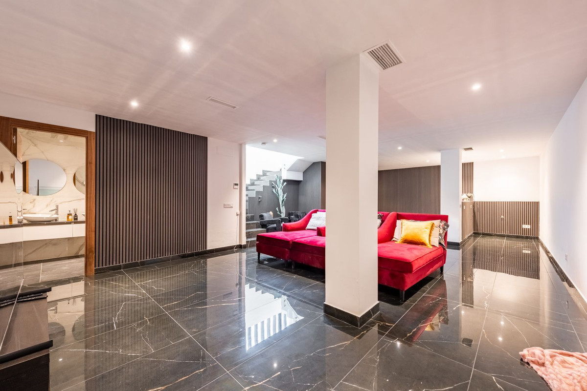 Moderne Luxusvilla mit Panoramablick auf Golf und Meer in Estepona
