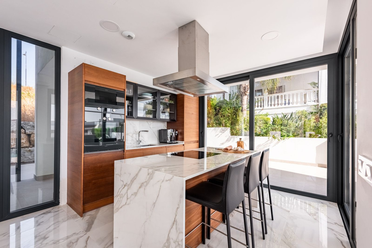 Moderne Luxusvilla mit Panoramablick auf Golf und Meer in Estepona