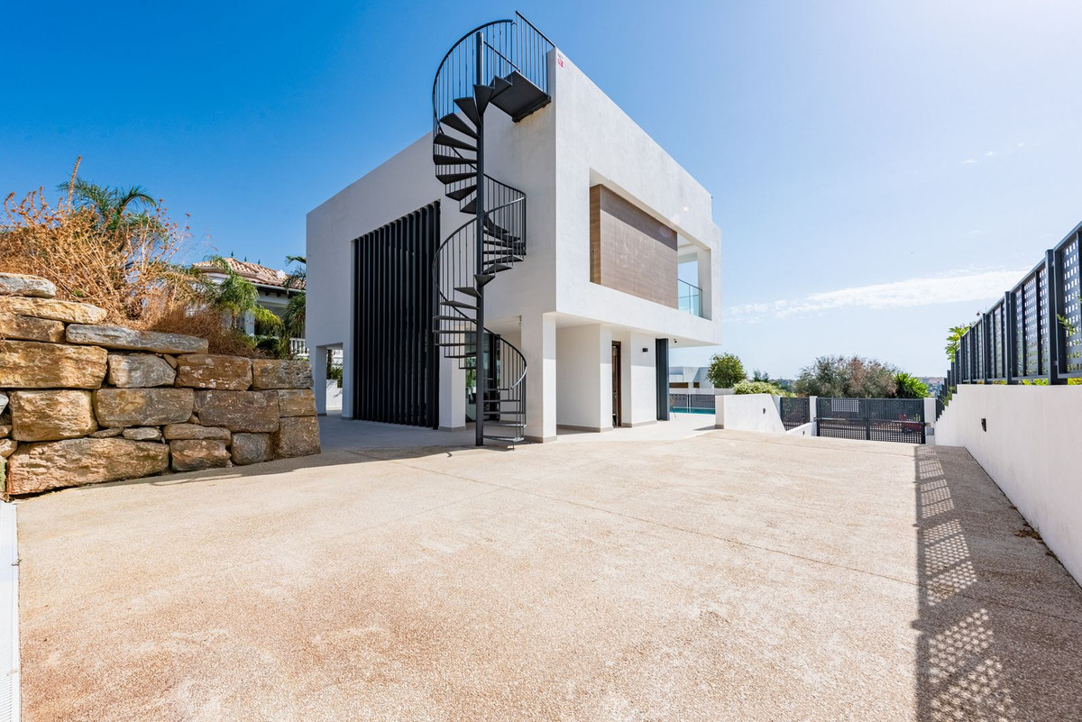 Moderne Luxusvilla mit Panoramablick auf Golf und Meer in Estepona