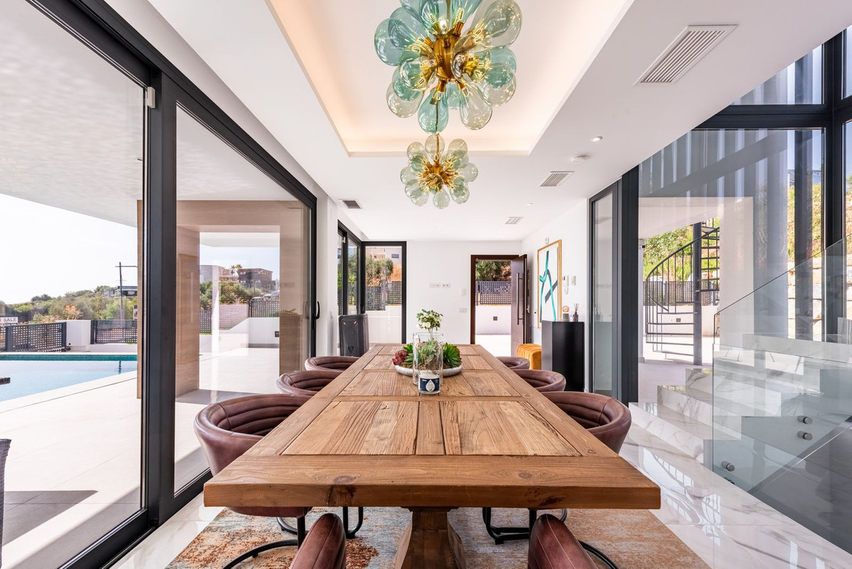 Moderne Luxusvilla mit Panoramablick auf Golf und Meer in Estepona