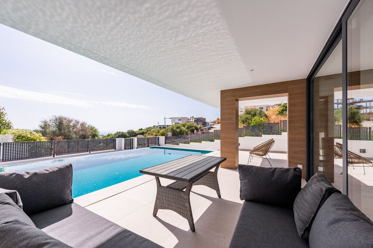 Moderne Luxusvilla mit Panoramablick auf Golf und Meer in Estepona