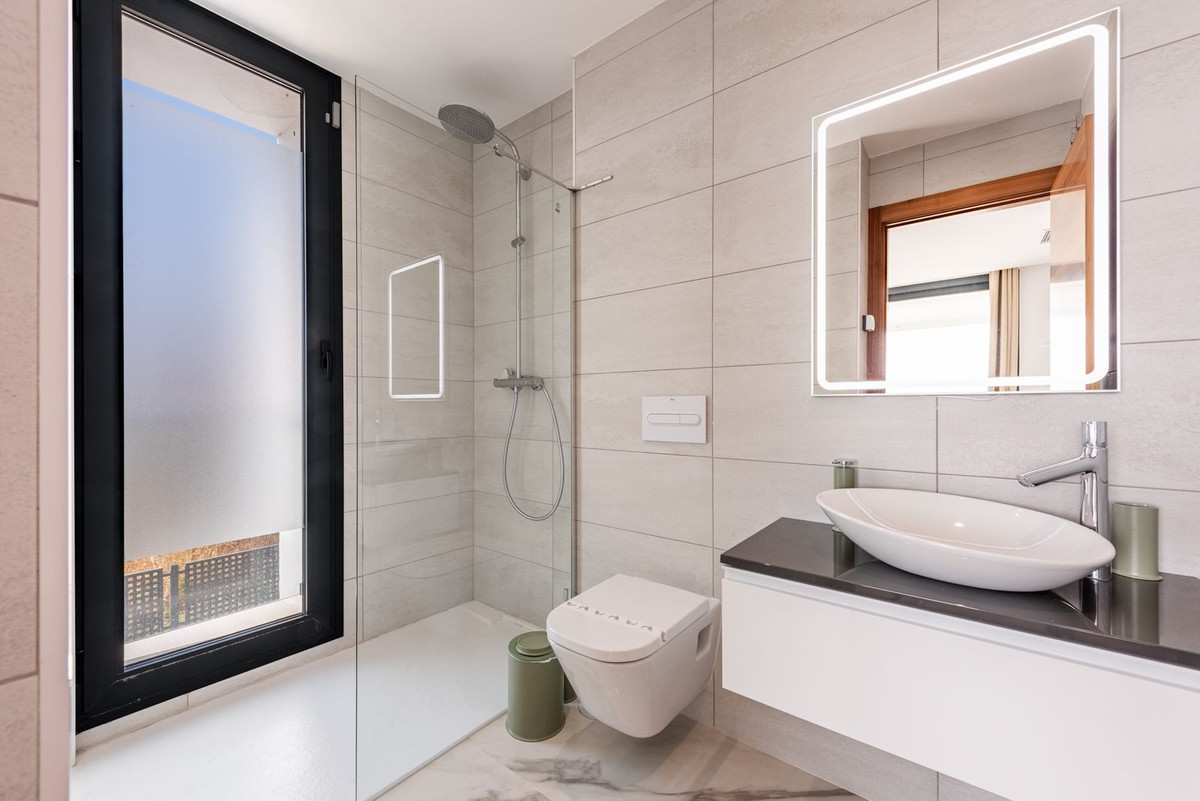 Moderne Luxusvilla mit Panoramablick auf Golf und Meer in Estepona