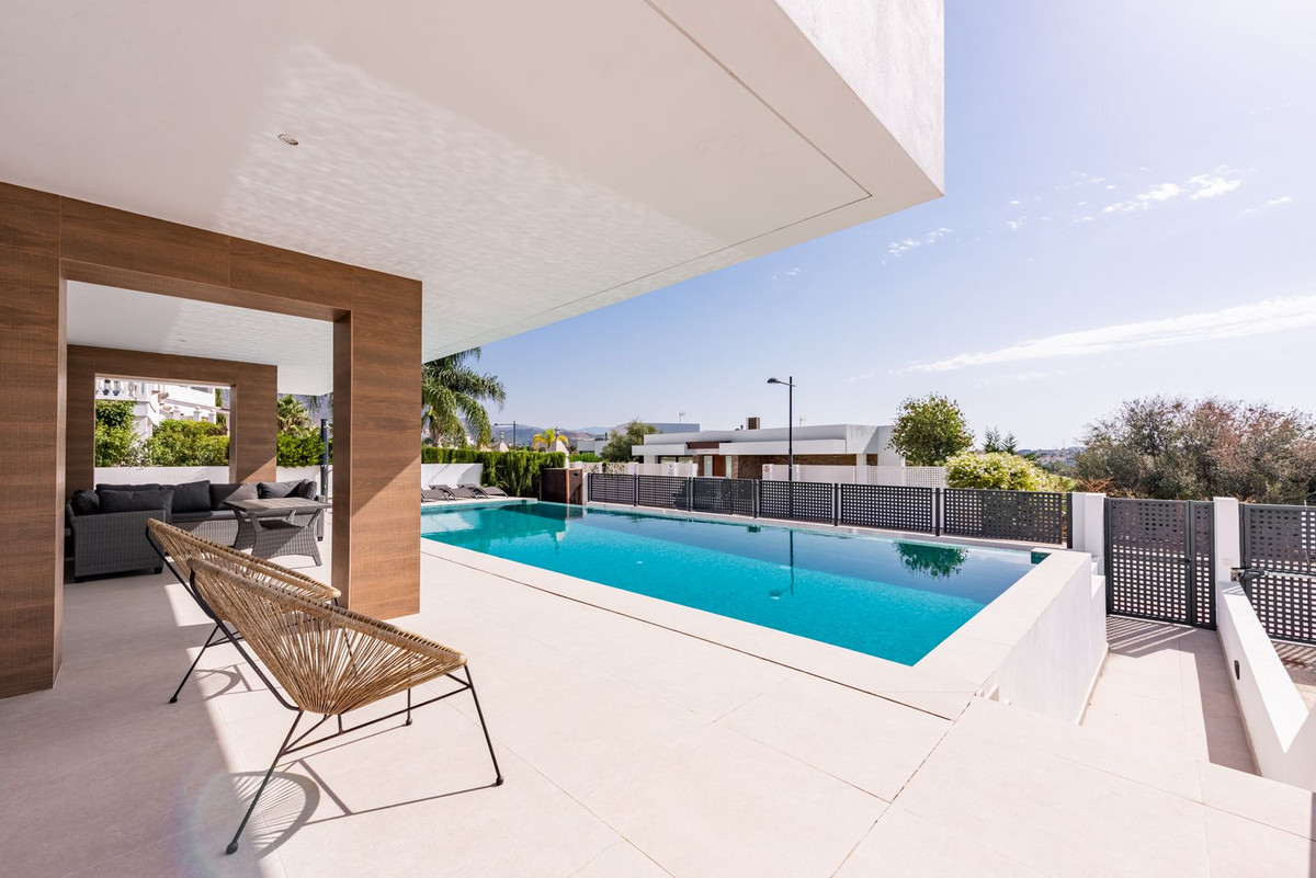 Moderne Luxusvilla mit Panoramablick auf Golf und Meer in Estepona