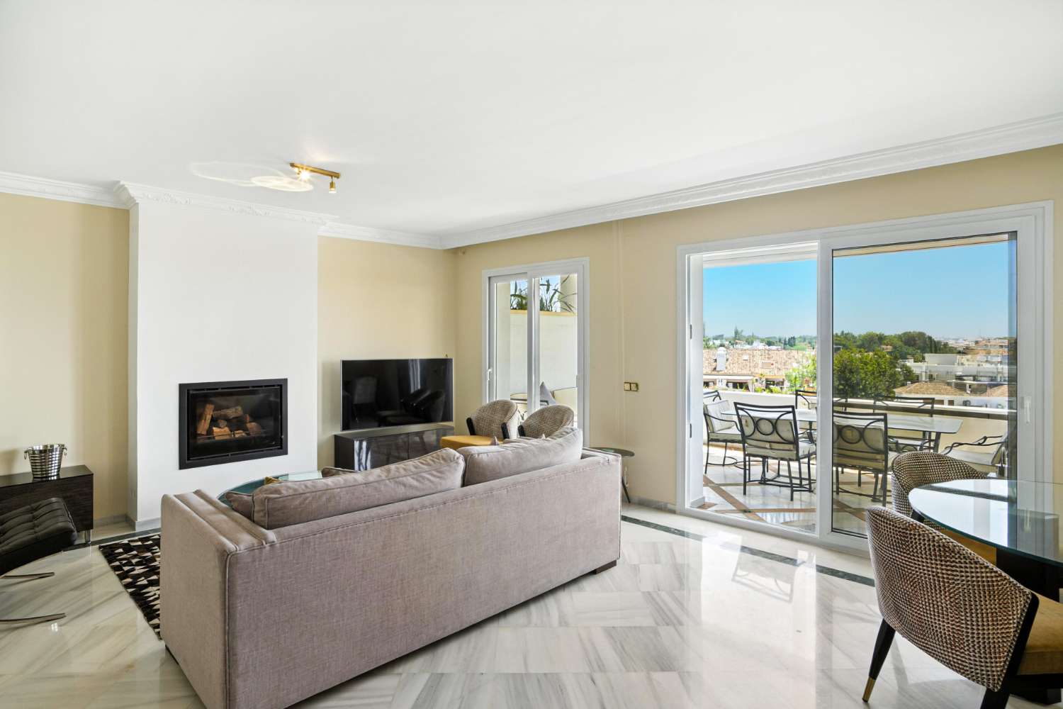 Exklusives Duplex-Penthouse mit Meerblick in Monte Paraiso an der Golden Mile