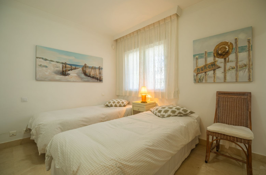 Exklusive Strandwohnung in erster Meereslinie mit Panoramablick in Estepona