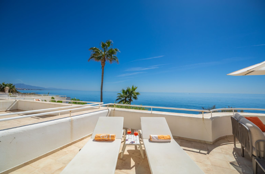 Exklusive Strandwohnung in erster Meereslinie mit Panoramablick in Estepona