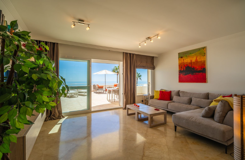 Exklusive Strandwohnung in erster Meereslinie mit Panoramablick in Estepona