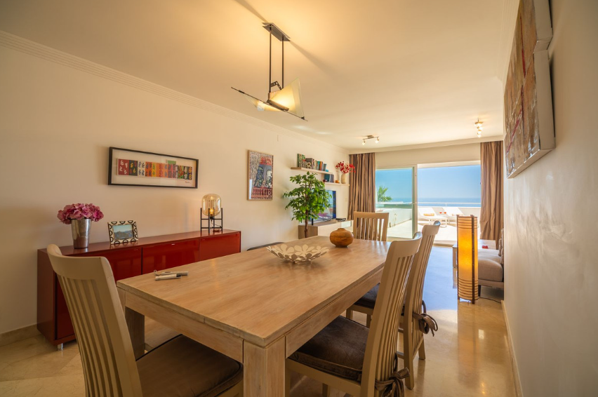 Exklusive Strandwohnung in erster Meereslinie mit Panoramablick in Estepona