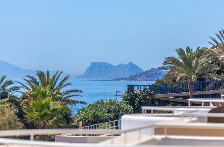 Exklusive Strandwohnung in erster Meereslinie mit Panoramablick in Estepona