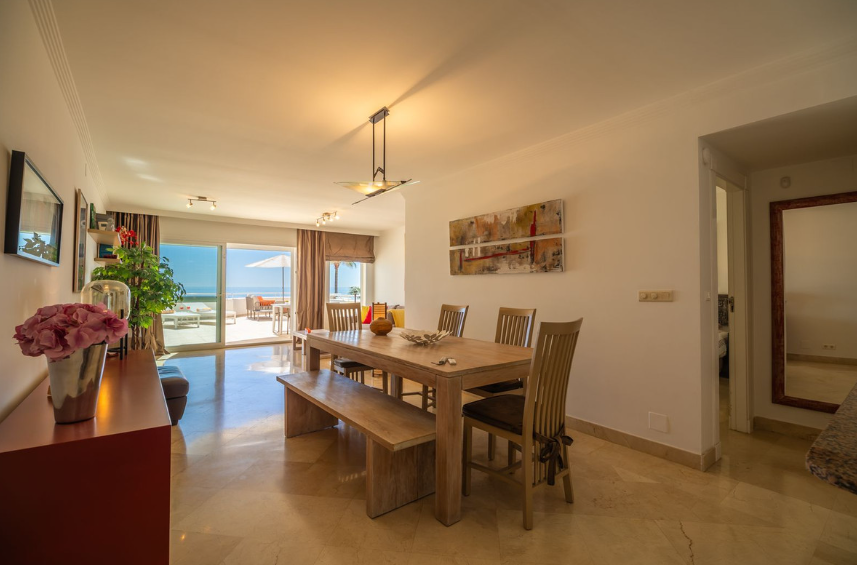Exklusive Strandwohnung in erster Meereslinie mit Panoramablick in Estepona