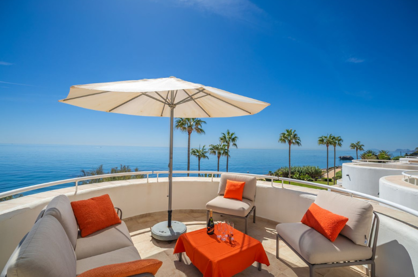 Exklusive Strandwohnung in erster Meereslinie mit Panoramablick in Estepona