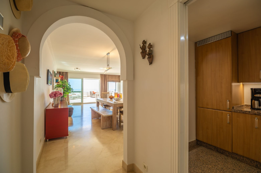 Exklusive Strandwohnung in erster Meereslinie mit Panoramablick in Estepona
