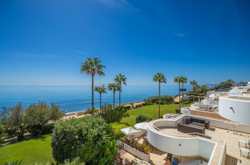 Exklusive Strandwohnung in erster Meereslinie mit Panoramablick in Estepona