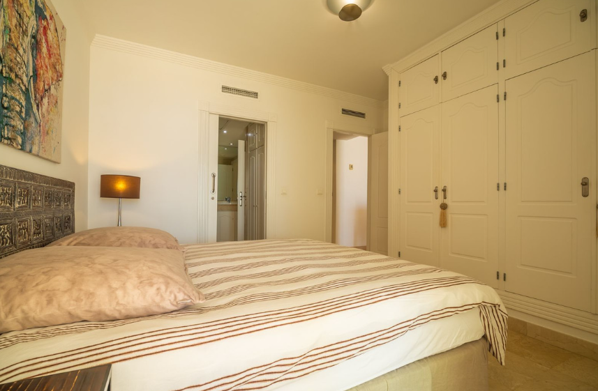 Exklusive Strandwohnung in erster Meereslinie mit Panoramablick in Estepona
