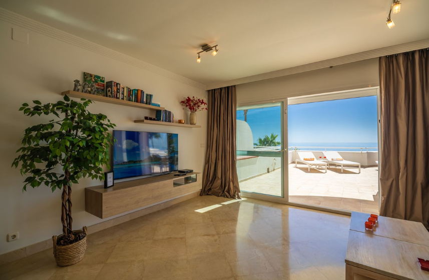 Exklusive Strandwohnung in erster Meereslinie mit Panoramablick in Estepona