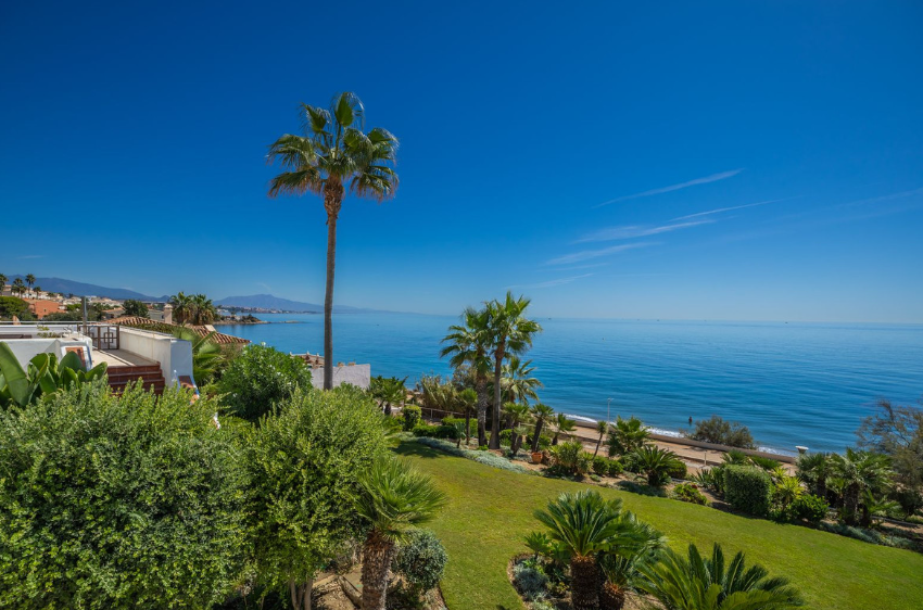 Exklusive Strandwohnung in erster Meereslinie mit Panoramablick in Estepona