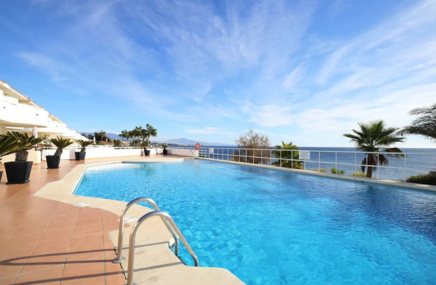 Exklusive Strandwohnung in erster Meereslinie mit Panoramablick in Estepona
