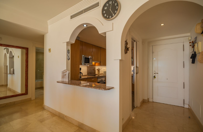 Exklusive Strandwohnung in erster Meereslinie mit Panoramablick in Estepona