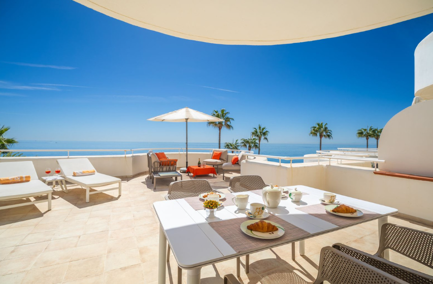 Exklusive Strandwohnung in erster Meereslinie mit Panoramablick in Estepona