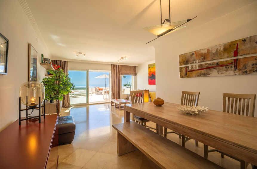 Exklusive Strandwohnung in erster Meereslinie mit Panoramablick in Estepona