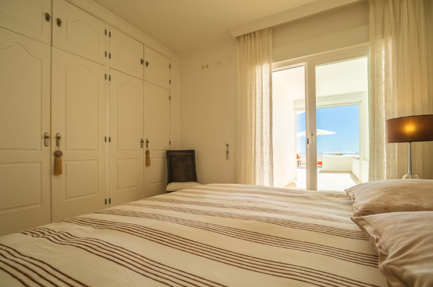 Exklusive Strandwohnung in erster Meereslinie mit Panoramablick in Estepona