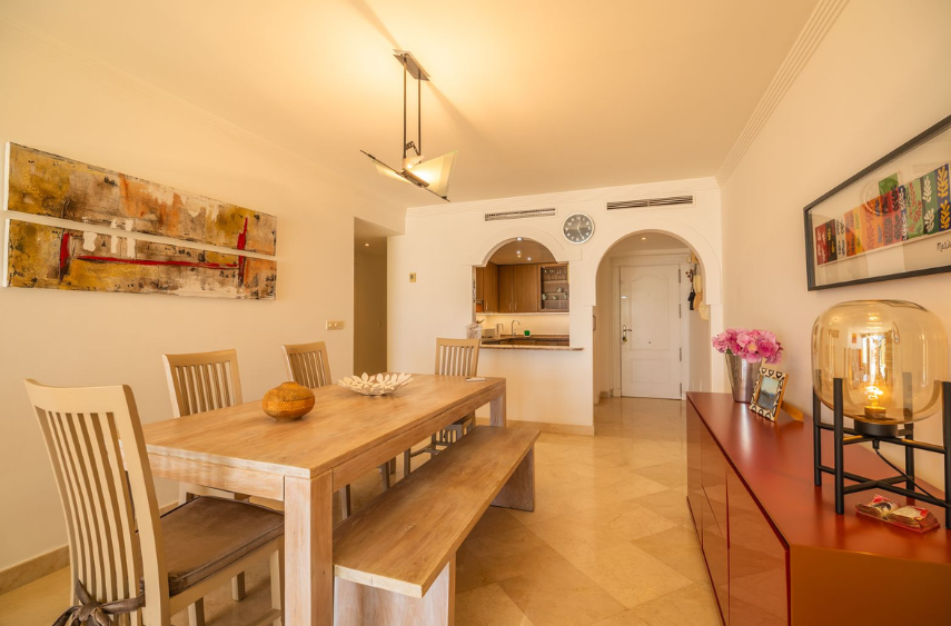 Exklusive Strandwohnung in erster Meereslinie mit Panoramablick in Estepona