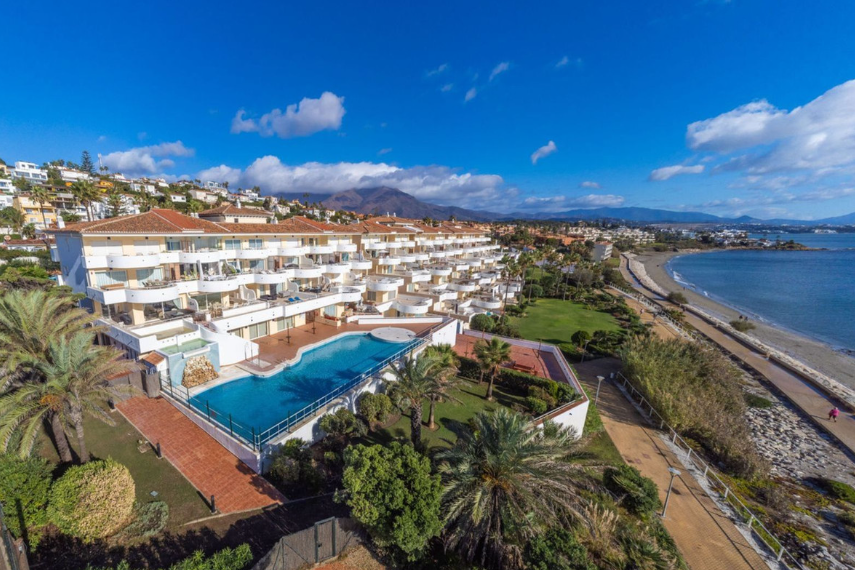 Exklusive Strandwohnung in erster Meereslinie mit Panoramablick in Estepona